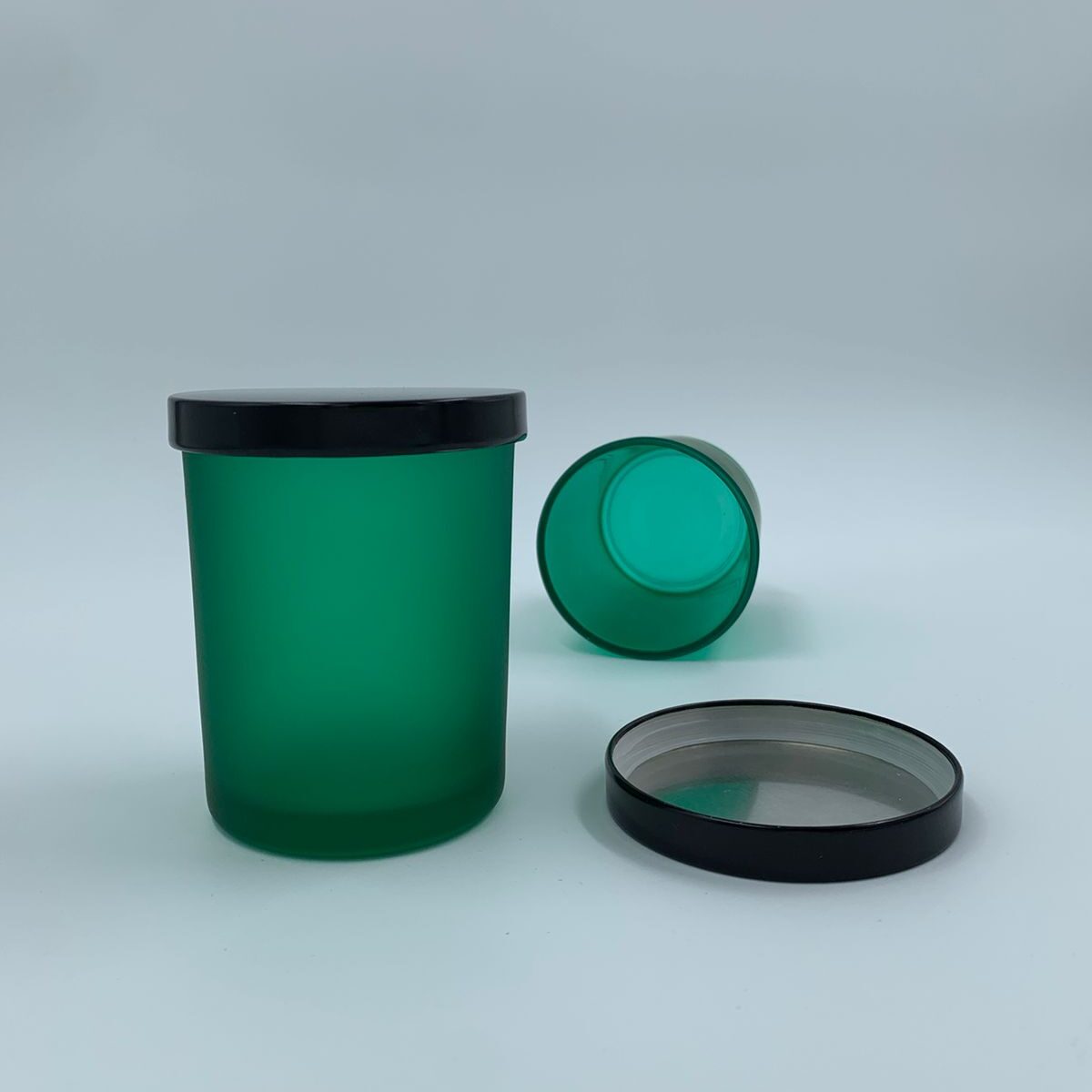 Матовый зеленый стакан 200 мл с чёрной металлической крышкой