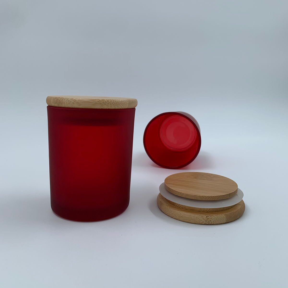 Матовый красный стакан 200 мл с бамбуковой крышкой с закруглённым краем